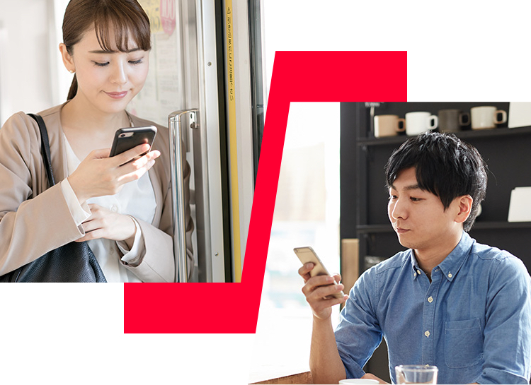 スマートフォンを持つ男女